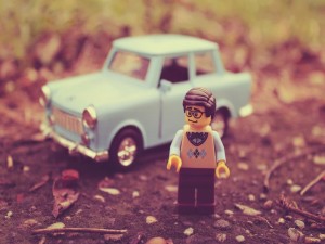 Postal: Hombre Lego junto a un coche azul