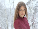 Chica de ojos azules bajo la nieve