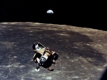 Apolo 11 orbitando sobre la Luna