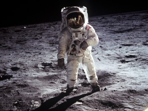Postal: El astronauta Buzz Aldrin pisando la Luna
