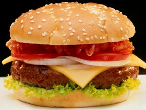 Una hamburguesa con ricos ingredientes