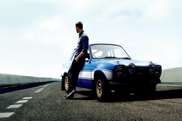 Paul Walker junto a un coche (Rápidos y Furiosos 6)