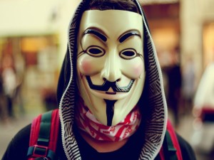 Máscara de Anonymous en la cara de un hombre