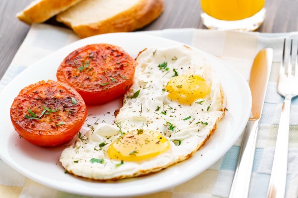 Huevos fritos con un tomate asado
