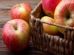 Manzanas maduras en una cesta de mimbre