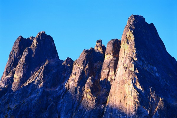 Picos rocosos bajo un cielo azul sin nubes