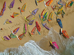 Postal: Tablas de windsurf sobre la arena de una playa