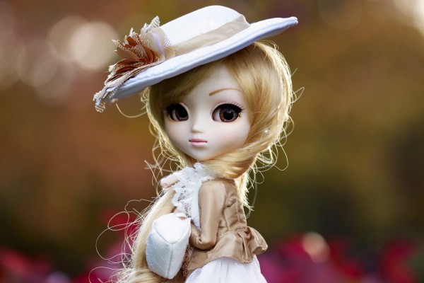 Muñeca con un elegante sombrero