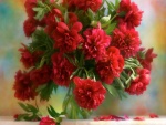 Ramo de peonías rojas en un florero