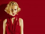La actriz Kirsten Dunst con un vestido rojo
