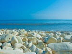 Piedras blancas en una playa