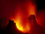 Erupción volcánica en la noche