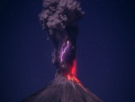 Rayos en un volcán en erupción