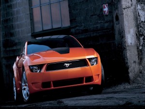 Ford Mustang de color naranja