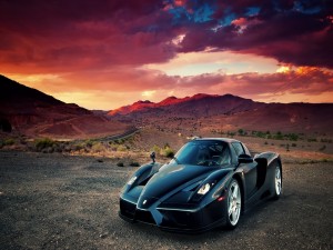 Postal: Ferrari Enzo negro en un bonito lugar