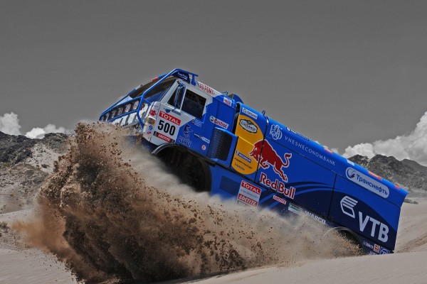 Camión Kamaz compitiendo en el Dakar