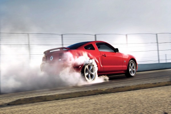 Ford Mustang GT echando humo