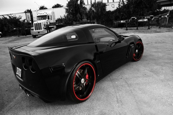 Un Chevrolet Corvette Z06 de color negro