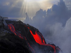 Postal: Lava en un volcán