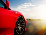Rueda delantera de un Ferrari rojo