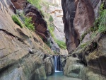 Cascada entre grandes paredes de roca