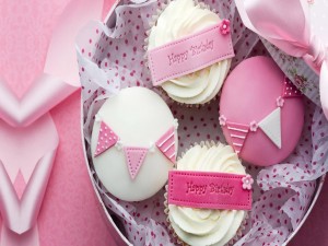 Postal: Cupcakes blancos y rosas para festejar un cumpleaños