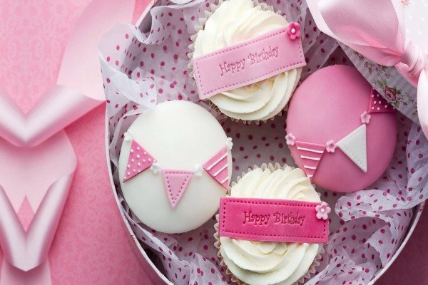 Cupcakes blancos y rosas para festejar un cumpleaños