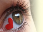 Corazón rojo dentro de un ojo