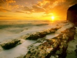 Sol iluminando las rocas marinas