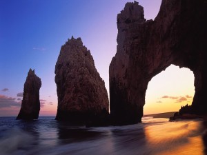 Postal: Hermosas formaciones rocosas en una playa
