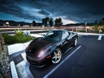 Ferrari con las luces encendidas en un aparcamiento