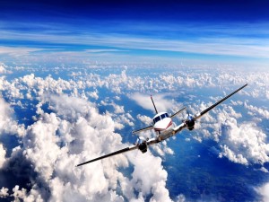 Postal: Avioneta en pleno vuelo sobre las nubes
