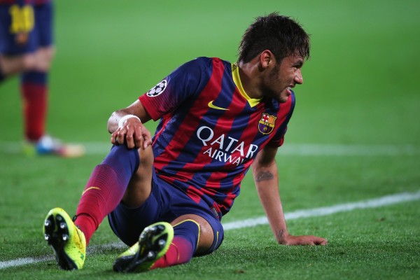 Neymar sentado en el terreno de juego