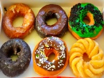 Caja con donuts de varios sabores