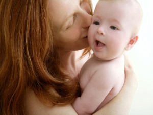 Postal: Madre besando a su bebé