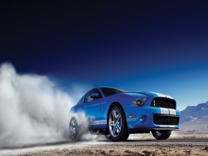 Postal: Ford Mustang Shelby GT 500 de color azul
