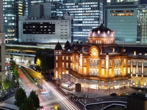 Vista nocturna de la estación de Tokio (Japón)