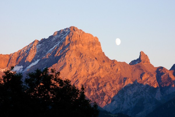 Luna sobre las montañas al amanecer
