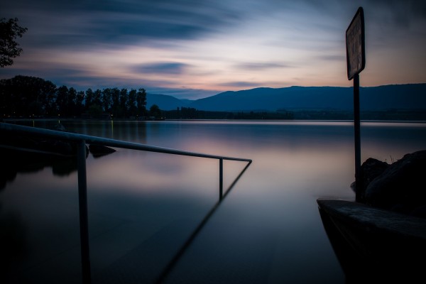 Lago en calma al amanecer