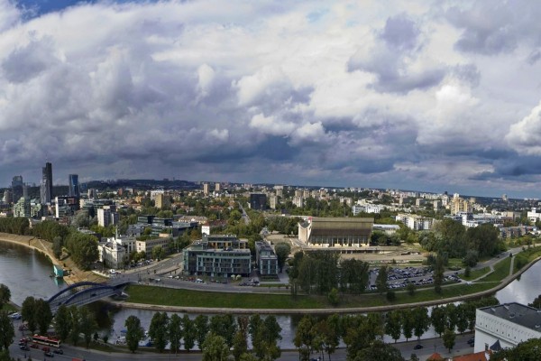 Vista panorámica de la hermosa ciudad de Vilna (Lituania)