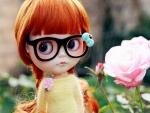Hermosa muñeca con pelo largo y gafas