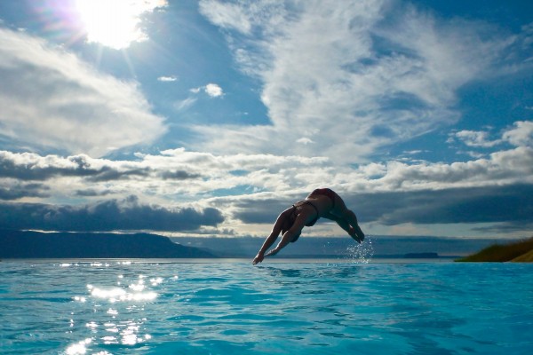 Espectacular salto en el agua de una mujer
