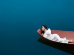 Mujer flotando sobre un bote
