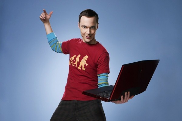 Sheldon con un portátil (The Big Bang Theory)