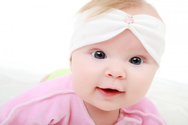 Los grandes y expresivos ojos de una bebé