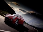 Alfa Romeo 8C Competizione de color rojo en una carretera
