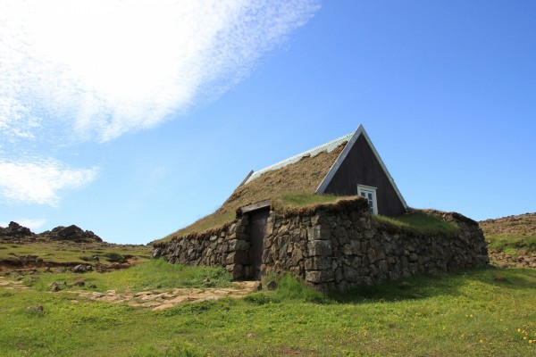 Casa cubierta de musgo en el campo