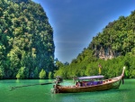 Barca navegando en un bonito lugar de Tailandia