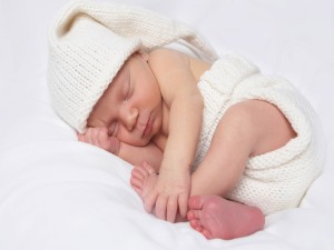 Bebé tocándose un pie mientras duerme