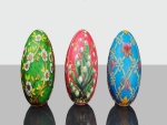 Tres huevos decorativos